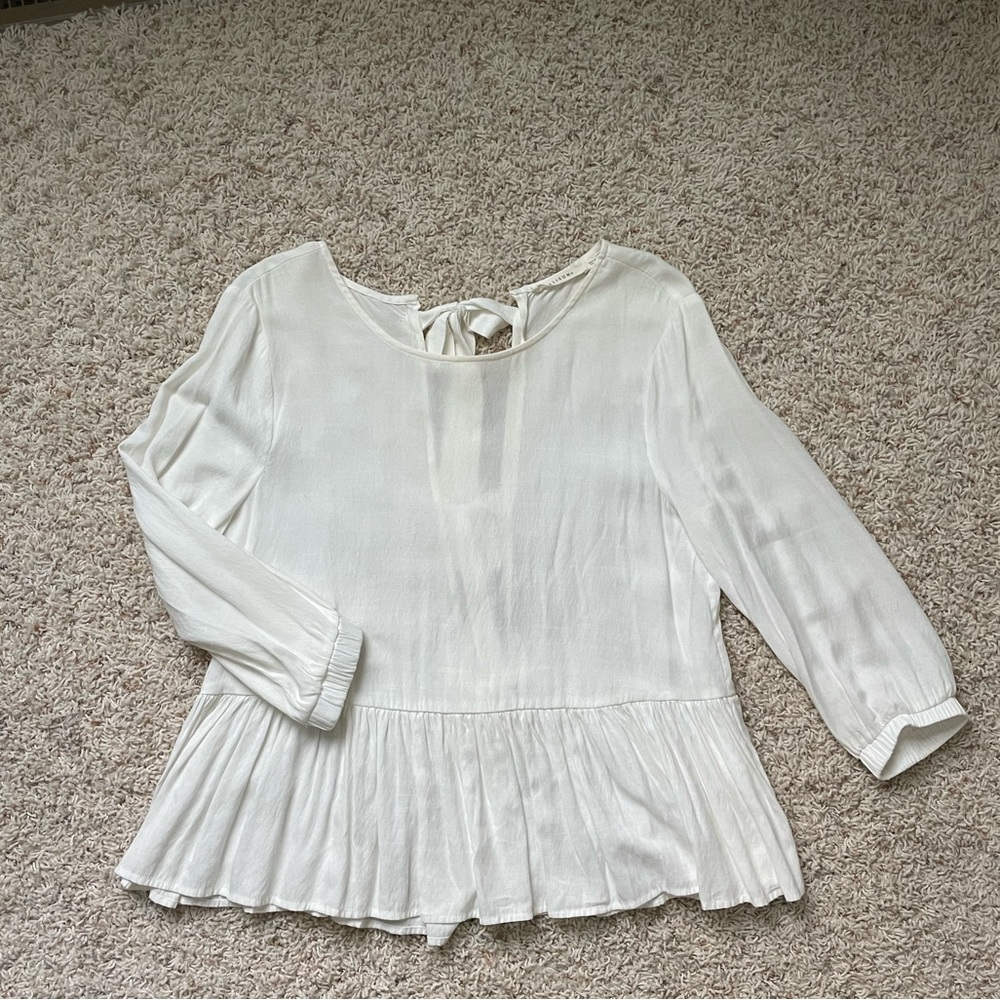 White boutique tie back blouse. Size M. Cinched sleeves. peplum bottom.